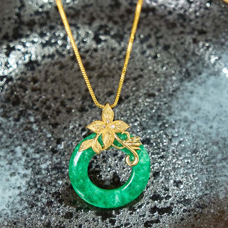 Collar con colgante de flor de aleación con hebilla de paz de jade cian y Buddha Stones para la suerte