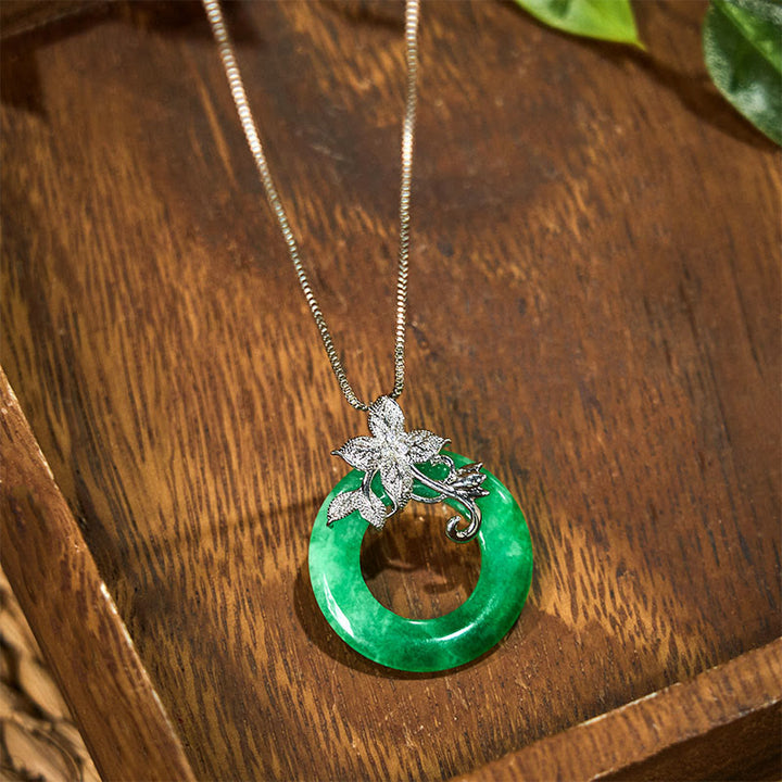 Collar con colgante de flor de aleación con hebilla de paz de jade cian y Buddha Stones para la suerte