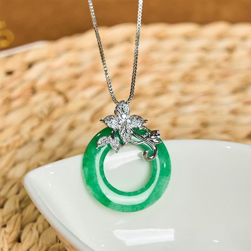 Collar con colgante de flor de aleación con hebilla de paz de jade cian y Buddha Stones para la suerte