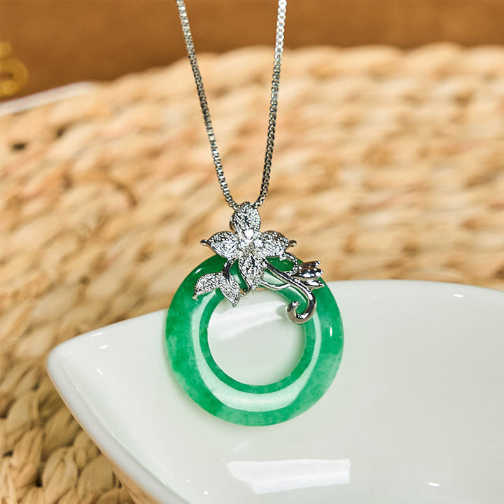Collar con colgante de flor de aleación con hebilla de paz de jade cian y Buddha Stones para la suerte
