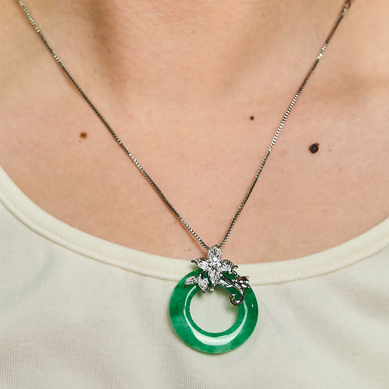 Collar con colgante de flor de aleación con hebilla de paz de jade cian y Buddha Stones para la suerte