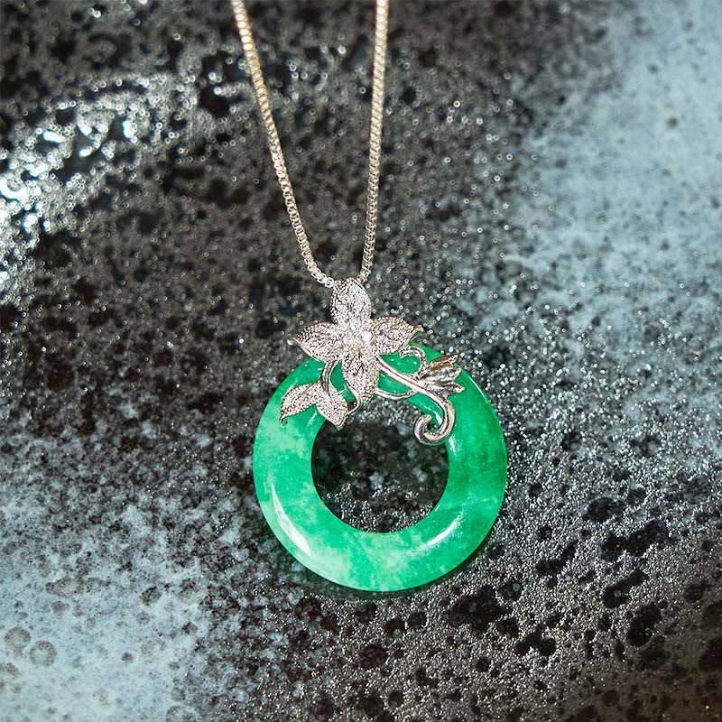 Collar con colgante de flor de aleación con hebilla de paz de jade cian y Buddha Stones para la suerte