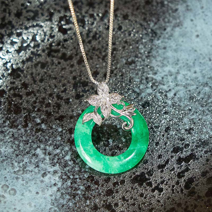 Collar con colgante de flor de aleación con hebilla de paz de jade cian y Buddha Stones para la suerte