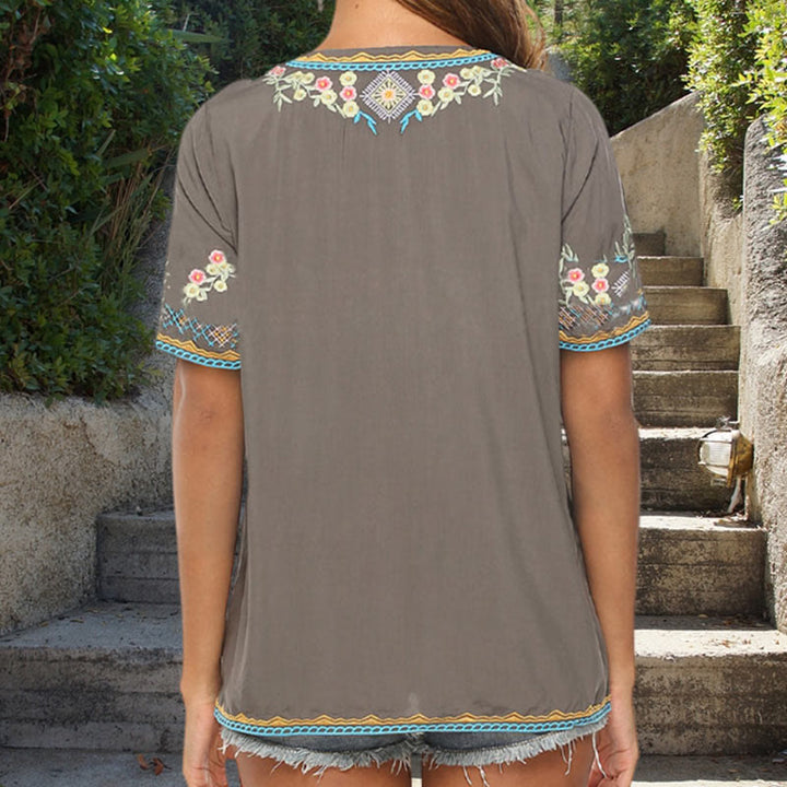 Camiseta de algodón para mujer con cuello en V y manga corta con diseño floral bordado de Buddha Stones