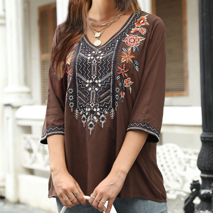 Camiseta de algodón para mujer con cuello en V y manga tres cuartos con diseño floral bordado liso y casual de Buddha Stones para primavera