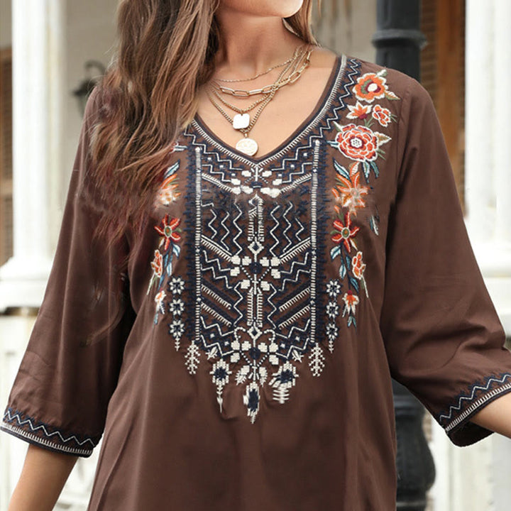Camiseta de algodón para mujer con cuello en V y manga tres cuartos con diseño floral bordado liso y casual de Buddha Stones para primavera