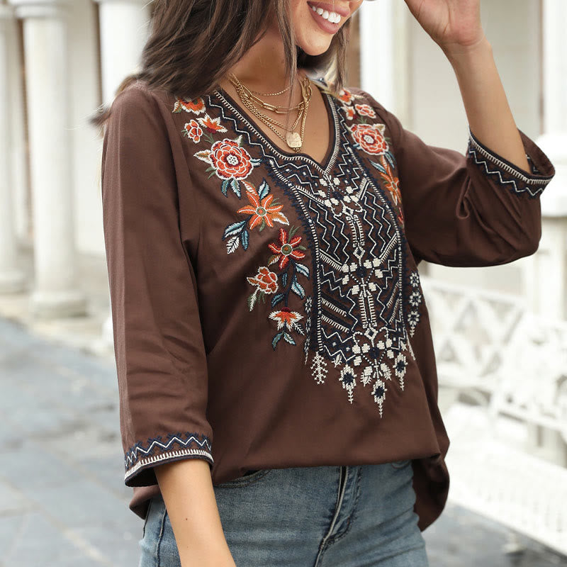 Camiseta de algodón para mujer con cuello en V y manga tres cuartos con diseño floral bordado liso y casual de Buddha Stones para primavera