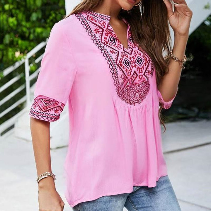 Camiseta de algodón para mujer con cuello en V y media manga con bordado floral bohemio de Buddha Stones