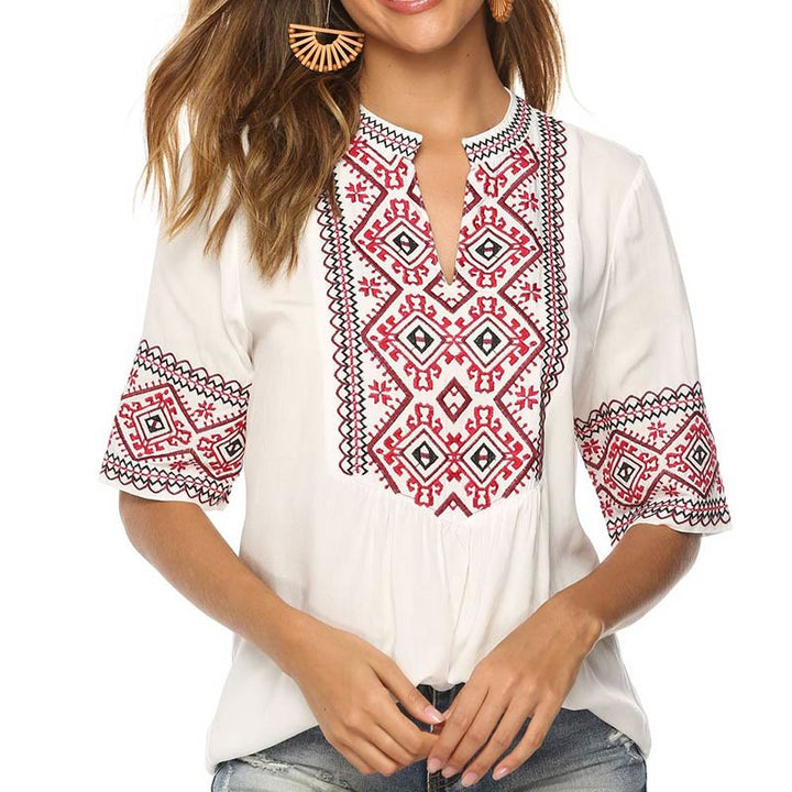 Camiseta de algodón para mujer con cuello en V y media manga con bordado floral bohemio de Buddha Stones