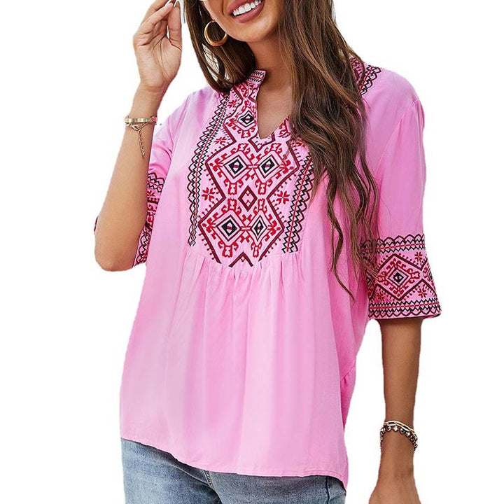 Camiseta de algodón para mujer con cuello en V y media manga con bordado floral bohemio de Buddha Stones