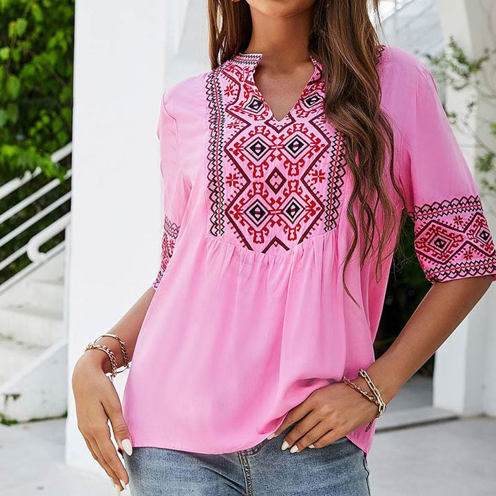 Camiseta de algodón para mujer con cuello en V y media manga con bordado floral bohemio de Buddha Stones