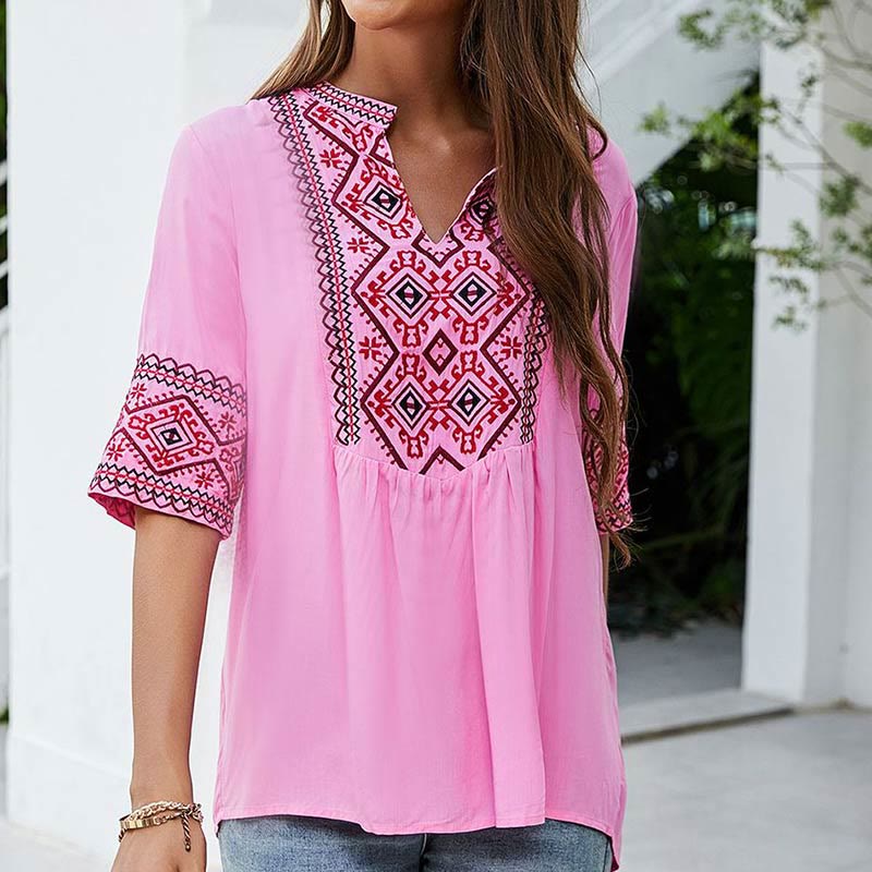 Camiseta de algodón para mujer con cuello en V y media manga con bordado floral bohemio de Buddha Stones