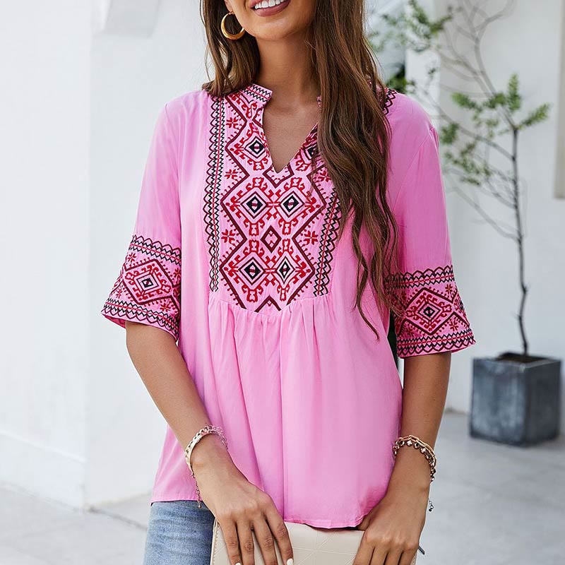 Camiseta de algodón para mujer con cuello en V y media manga con bordado floral bohemio de Buddha Stones
