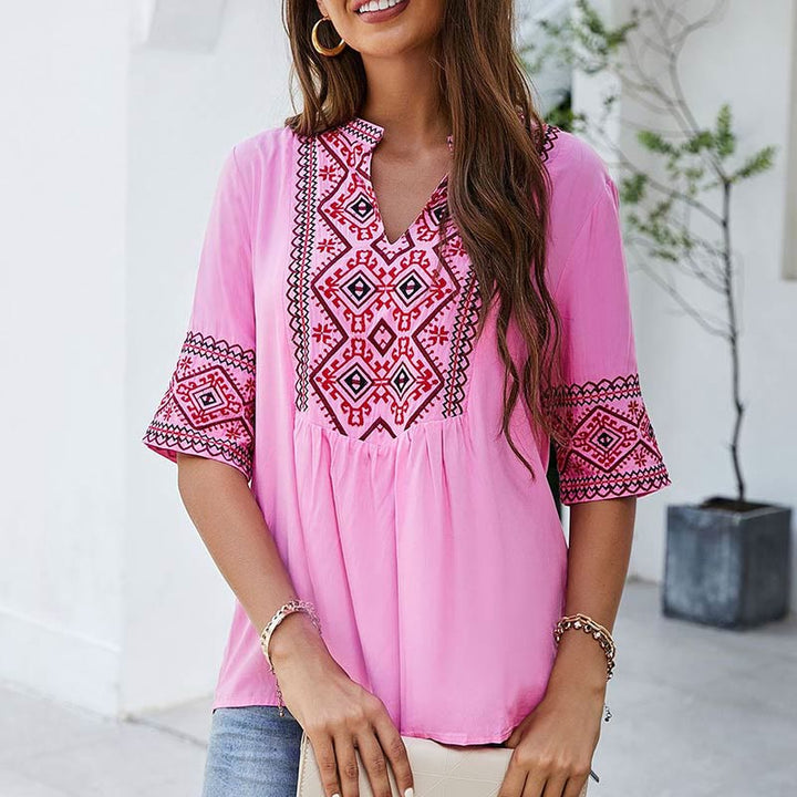Camiseta de algodón para mujer con cuello en V y media manga con bordado floral bohemio de Buddha Stones