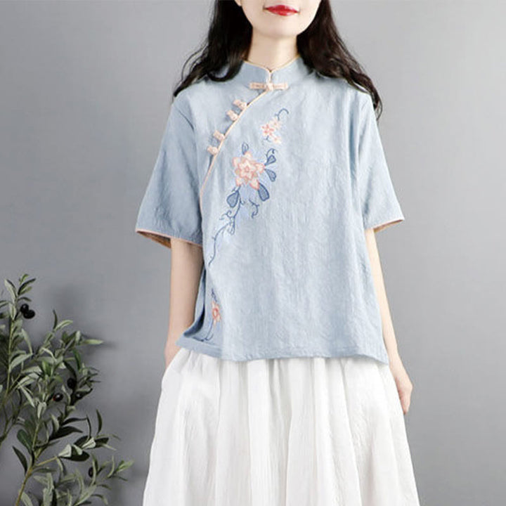 Camisa de lino y algodón para mujer, cuello mandarín, media manga, botones de rana y bordado de flores de verano con Buddha Stones - Azul celeste claro - US12, UK/AU16, EU44 (3XL) - image 0