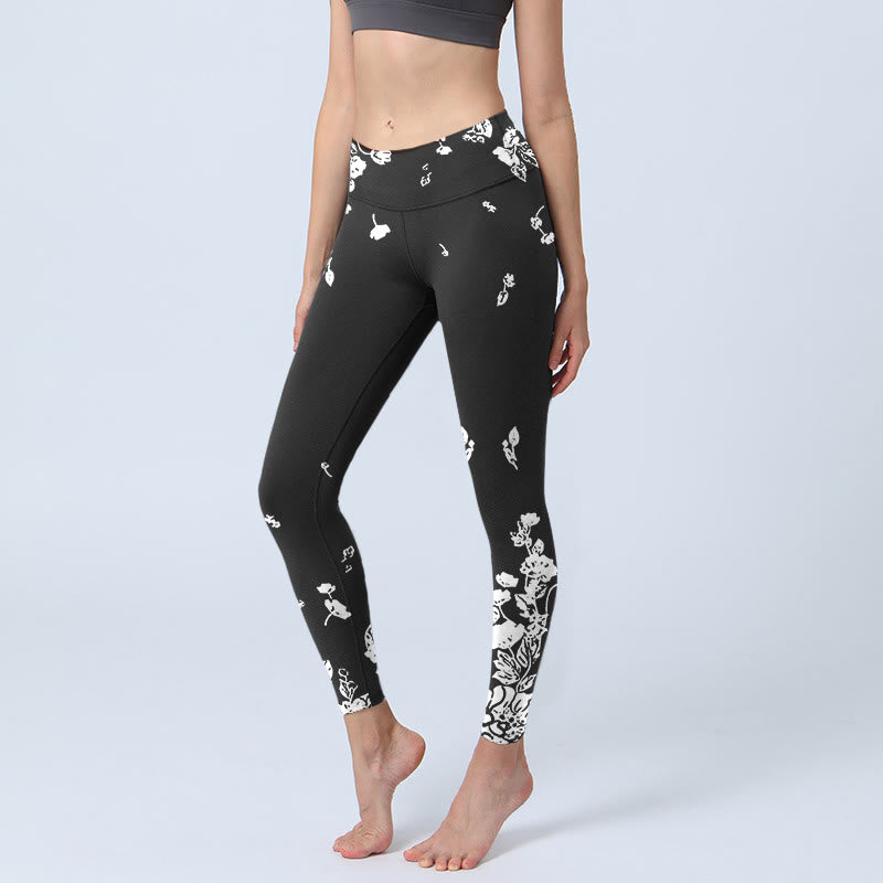 Leggings de yoga para mujer con estampado de pétalos dispersos en negro y Buddha Stones - Negro - US18，UK/AU22，EU50 (4XL) - image 0