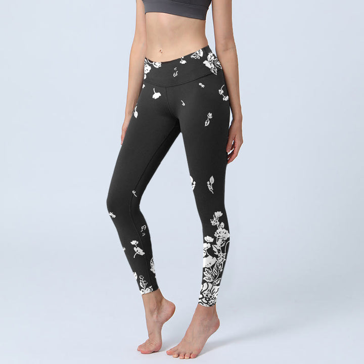 Leggings de yoga para mujer con estampado de pétalos dispersos en negro y Buddha Stones - Negro - US18，UK/AU22，EU50 (4XL) - image 0