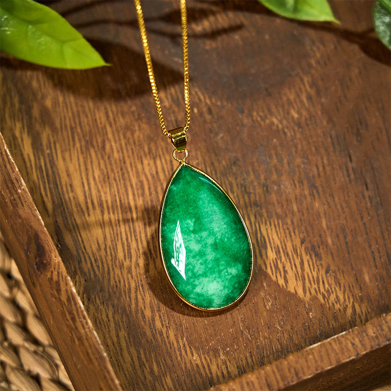Collar con colgante de abundancia y diseño de gota de agua de jade verde con Buddha Stones