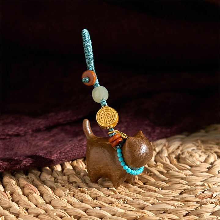 Llavero con el símbolo de la abundancia Fu de Buddha Stones , jade hetiano, sándalo natural, sándalo rojo, sándalo verde y sándalo rojo.