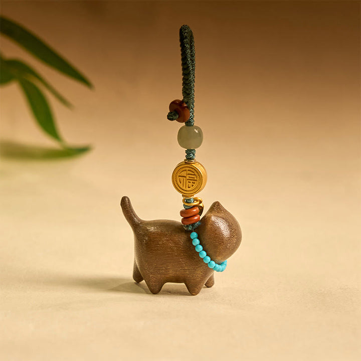Llavero con el símbolo de la abundancia Fu de Buddha Stones , jade hetiano, sándalo natural, sándalo rojo, sándalo verde y sándalo rojo.