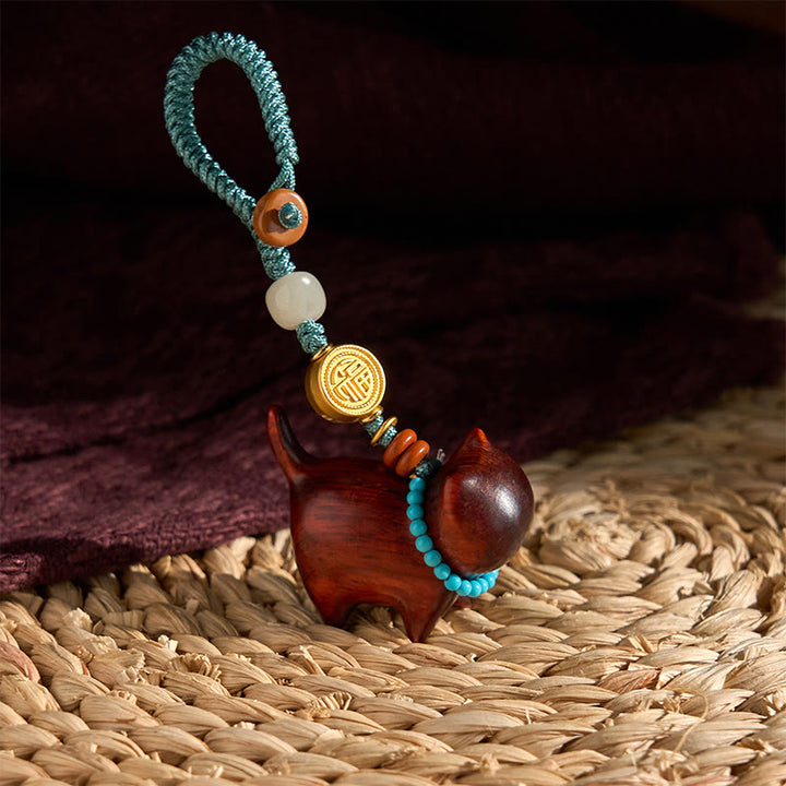 Llavero con el símbolo de la abundancia Fu de Buddha Stones , jade hetiano, sándalo natural, sándalo rojo, sándalo verde y sándalo rojo.