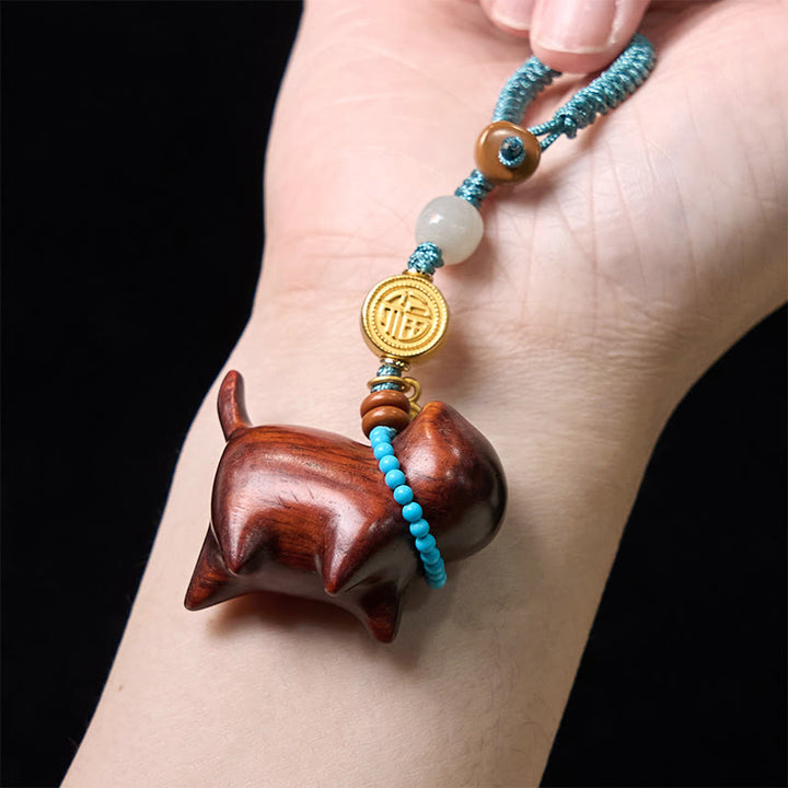 Llavero con el símbolo de la abundancia Fu de Buddha Stones , jade hetiano, sándalo natural, sándalo rojo, sándalo verde y sándalo rojo.