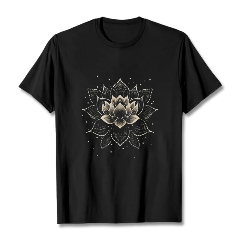 Camiseta con diseño de flor de loto dorada y Buddha Stones - Negro - 2XL - image 1