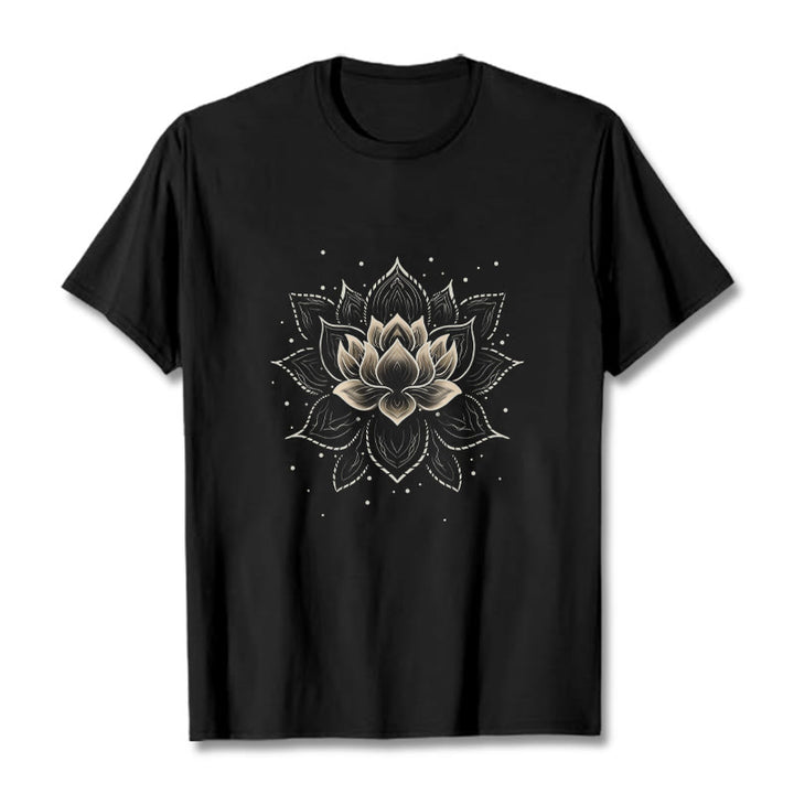 Camiseta con diseño de flor de loto dorada y Buddha Stones - Negro - 2XL - image 1