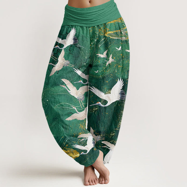 Pantalones harén de cintura elástica para mujer con diseño de grullas blancas voladoras y nubes auspiciosas - Verde primavera medio - US22，UK/AU26，EU54 (6XL) - image 0