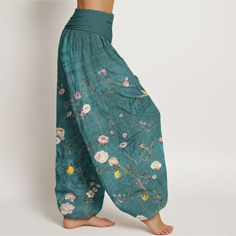 Pantalones bombachos de cintura elástica para mujer con estampado de flores rosas y blancas, hojas de bambú y frutas, en Buddha Stones. - image 2