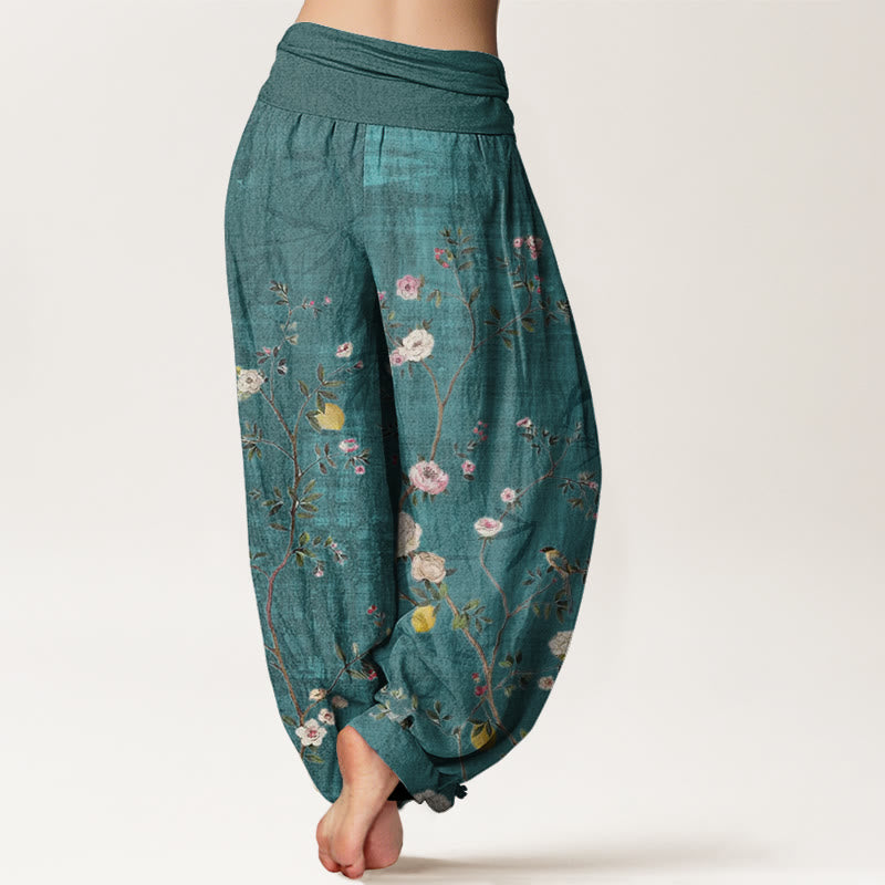 Pantalones bombachos de cintura elástica para mujer con estampado de flores rosas y blancas, hojas de bambú y frutas, en Buddha Stones. - image 1
