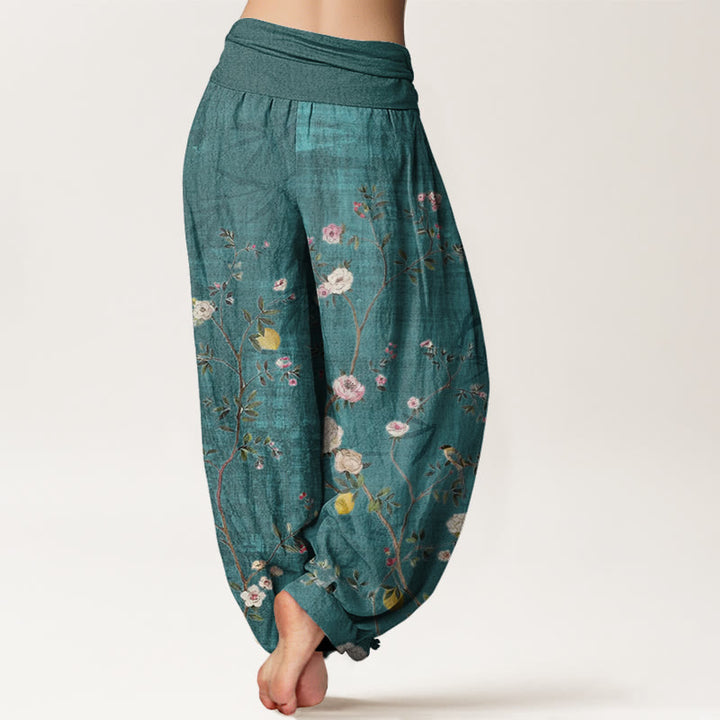 Pantalones bombachos de cintura elástica para mujer con estampado de flores rosas y blancas, hojas de bambú y frutas, en Buddha Stones. - image 1