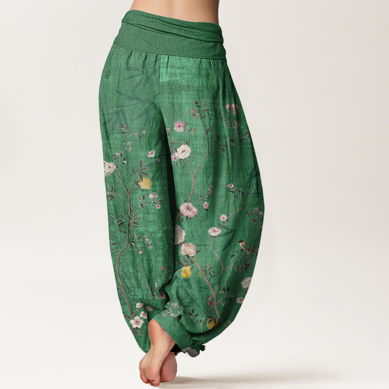 Pantalones bombachos de cintura elástica para mujer con estampado de flores rosas y blancas, hojas de bambú y frutas, en Buddha Stones. - image 5