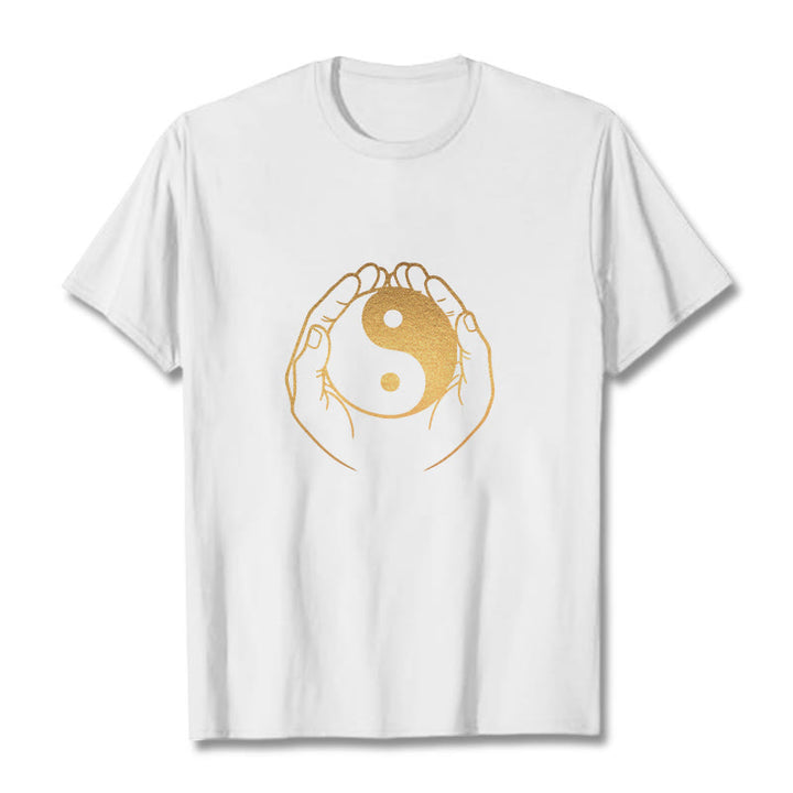 Camiseta con manos de Buddha Stones sosteniendo un Yin Yang dorado - Blanco - 2XL - image 7