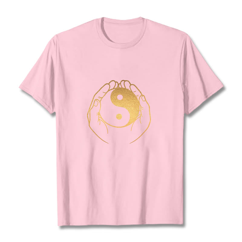 Camiseta con manos de Buddha Stones sosteniendo un Yin Yang dorado - rosa claro - 2XL - image 16
