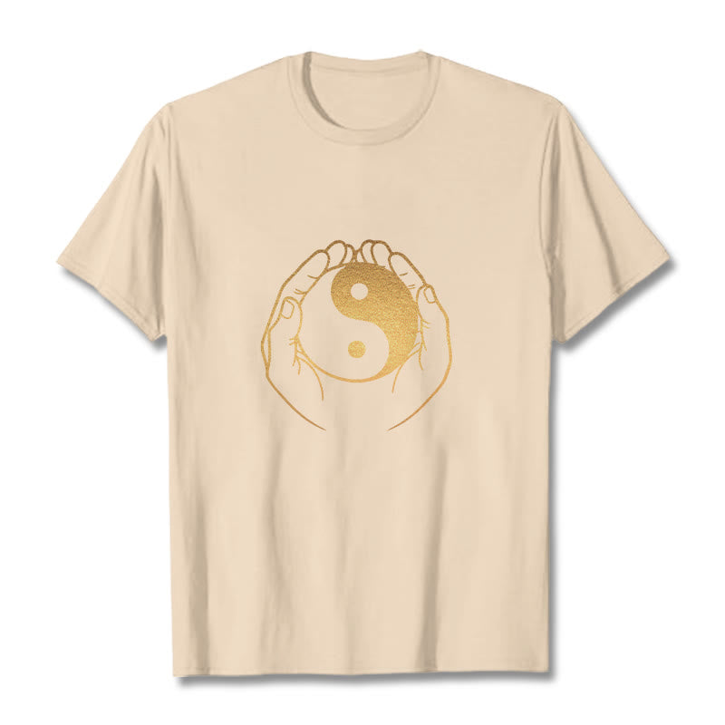 Camiseta con manos de Buddha Stones sosteniendo un Yin Yang dorado - Sopa de mariscos - 2XL - image 12