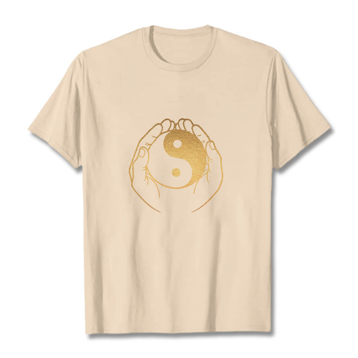 Camiseta con manos de Buddha Stones sosteniendo un Yin Yang dorado - Sopa de mariscos - 2XL - image 13