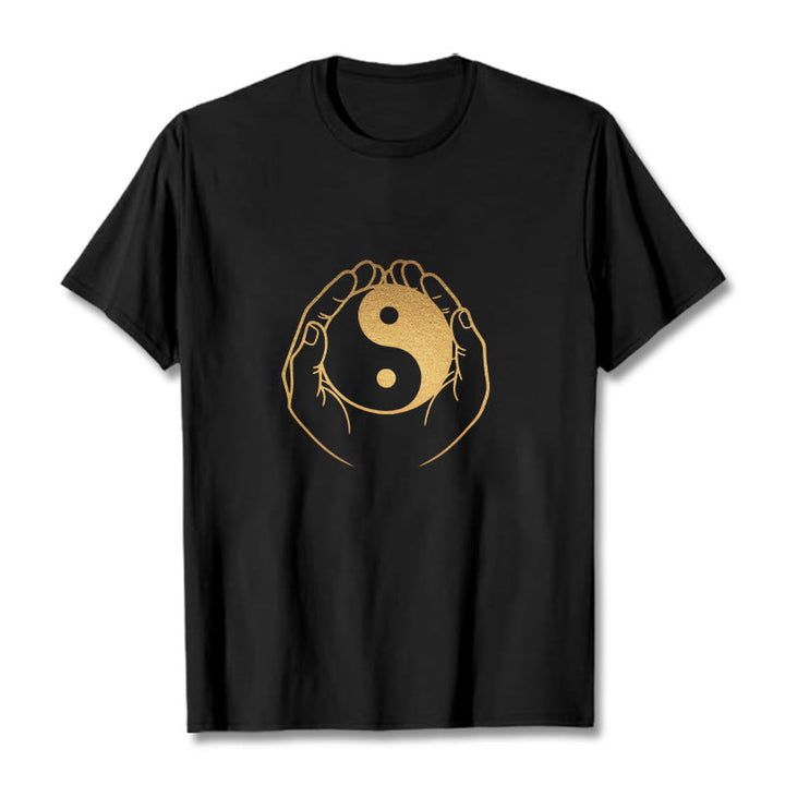 Camiseta con manos de Buddha Stones sosteniendo un Yin Yang dorado - Negro - 2XL - image 0
