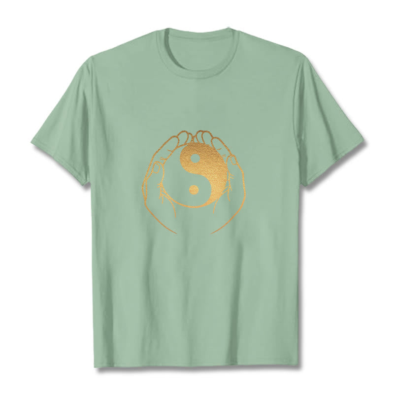 Camiseta con manos de Buddha Stones sosteniendo un Yin Yang dorado - Verde pálido - 2XL - image 15
