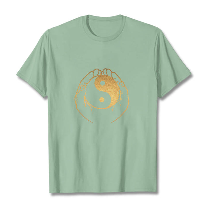 Camiseta con manos de Buddha Stones sosteniendo un Yin Yang dorado - Verde pálido - 2XL - image 15