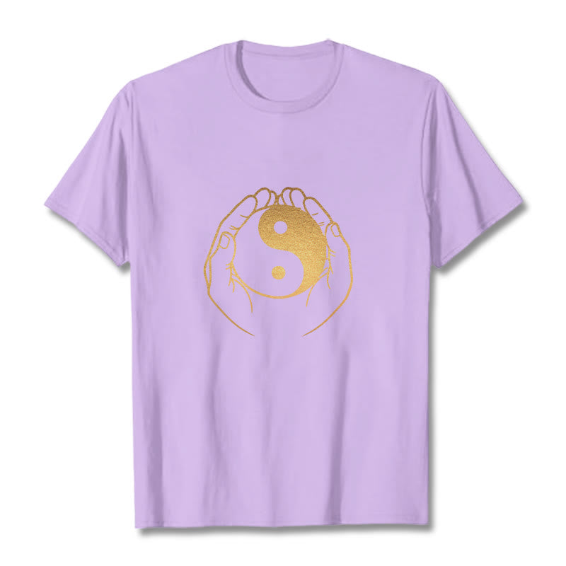 Camiseta con manos de Buddha Stones sosteniendo un Yin Yang dorado - Ciruela - 2XL - image 18