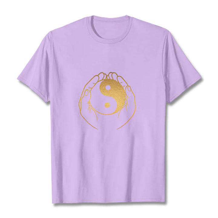 Camiseta con manos de Buddha Stones sosteniendo un Yin Yang dorado - Ciruela - 2XL - image 19