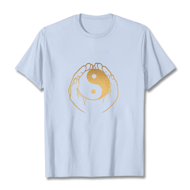 Camiseta con manos de Buddha Stones sosteniendo un Yin Yang dorado - Cian claro - 2XL - image 12