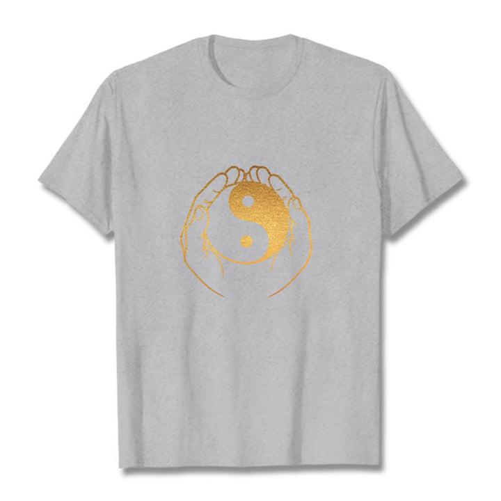 Camiseta con manos de Buddha Stones sosteniendo un Yin Yang dorado - Gris claro - 2XL - image 10