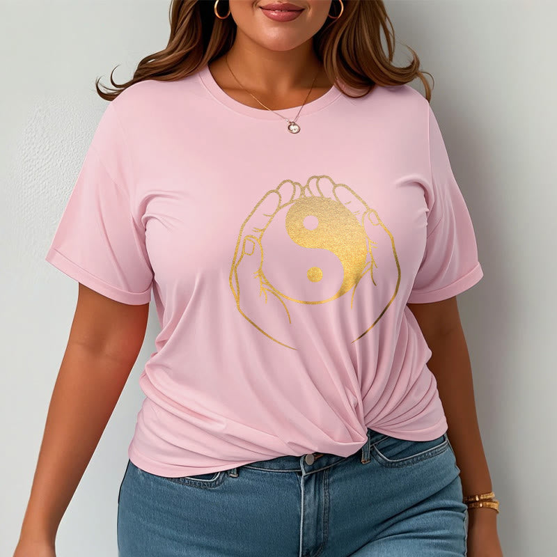 Camiseta con manos de Buddha Stones sosteniendo un Yin Yang dorado - image 18