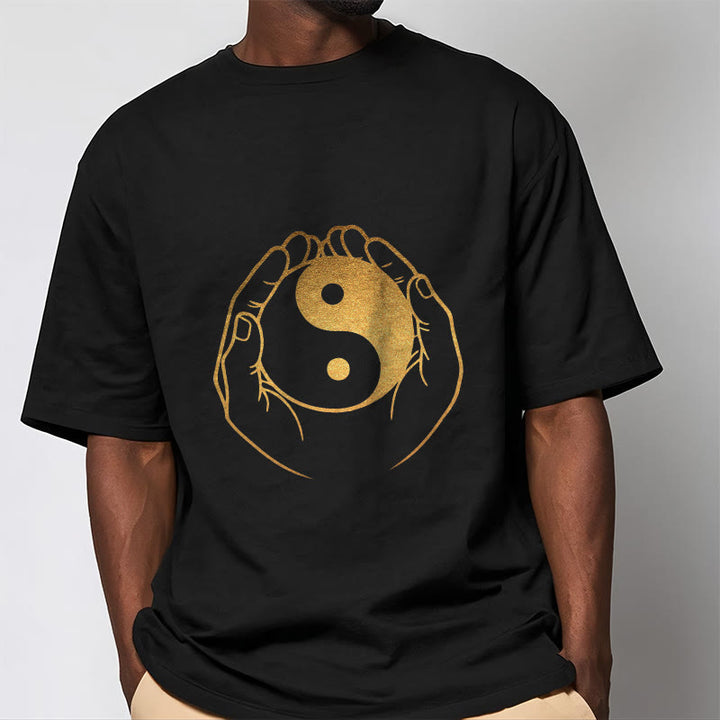 Camiseta con manos de Buddha Stones sosteniendo un Yin Yang dorado - image 2