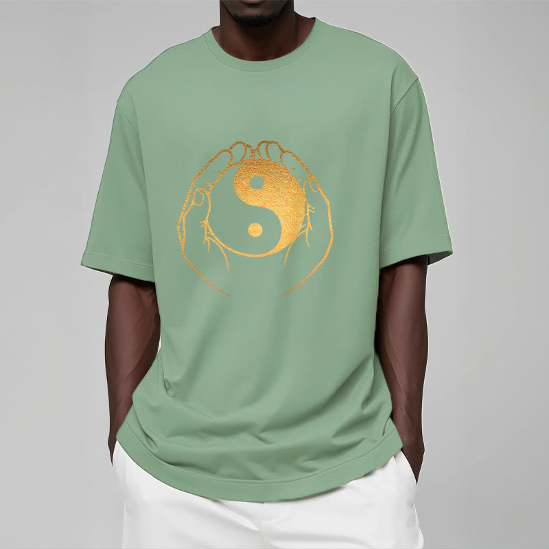 Camiseta con manos de Buddha Stones sosteniendo un Yin Yang dorado - image 16