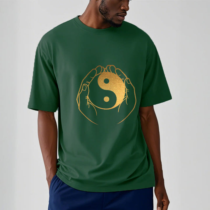 Camiseta con manos de Buddha Stones sosteniendo un Yin Yang dorado - image 7