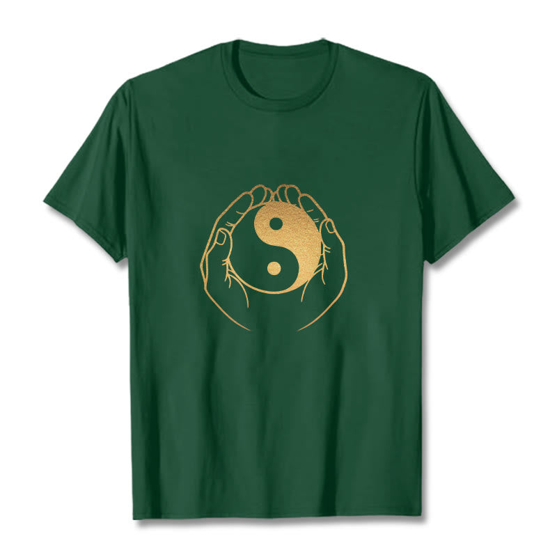 Camiseta con manos de Buddha Stones sosteniendo un Yin Yang dorado - Verde bosque - 2XL - image 6