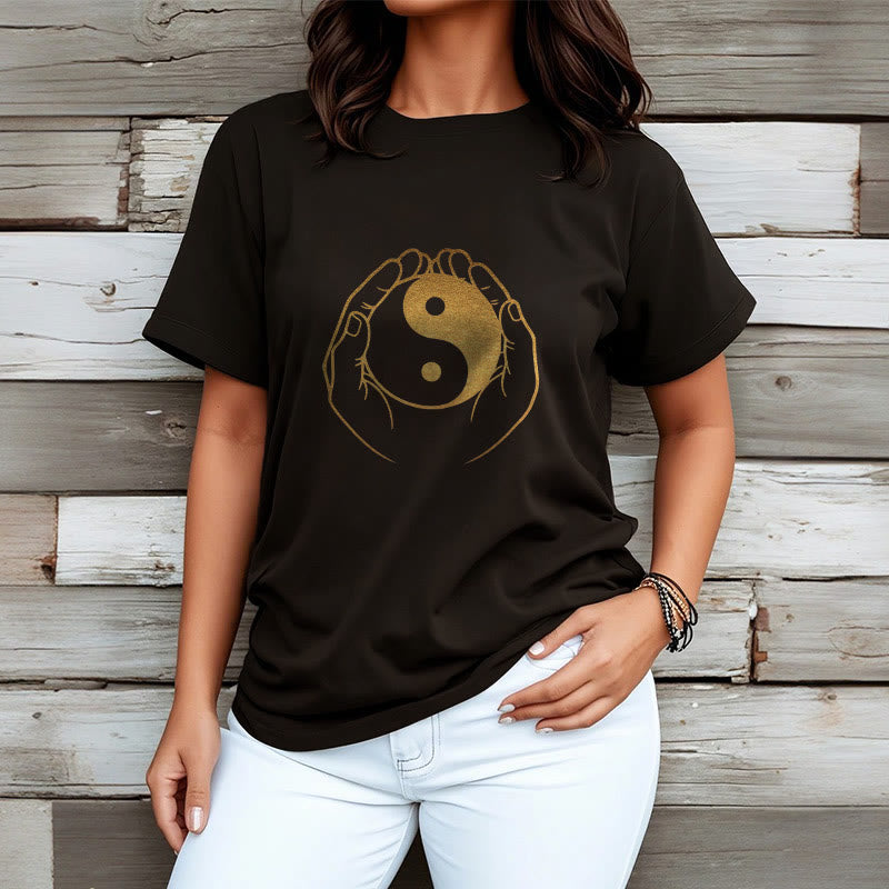 Camiseta con manos de Buddha Stones sosteniendo un Yin Yang dorado - image 3